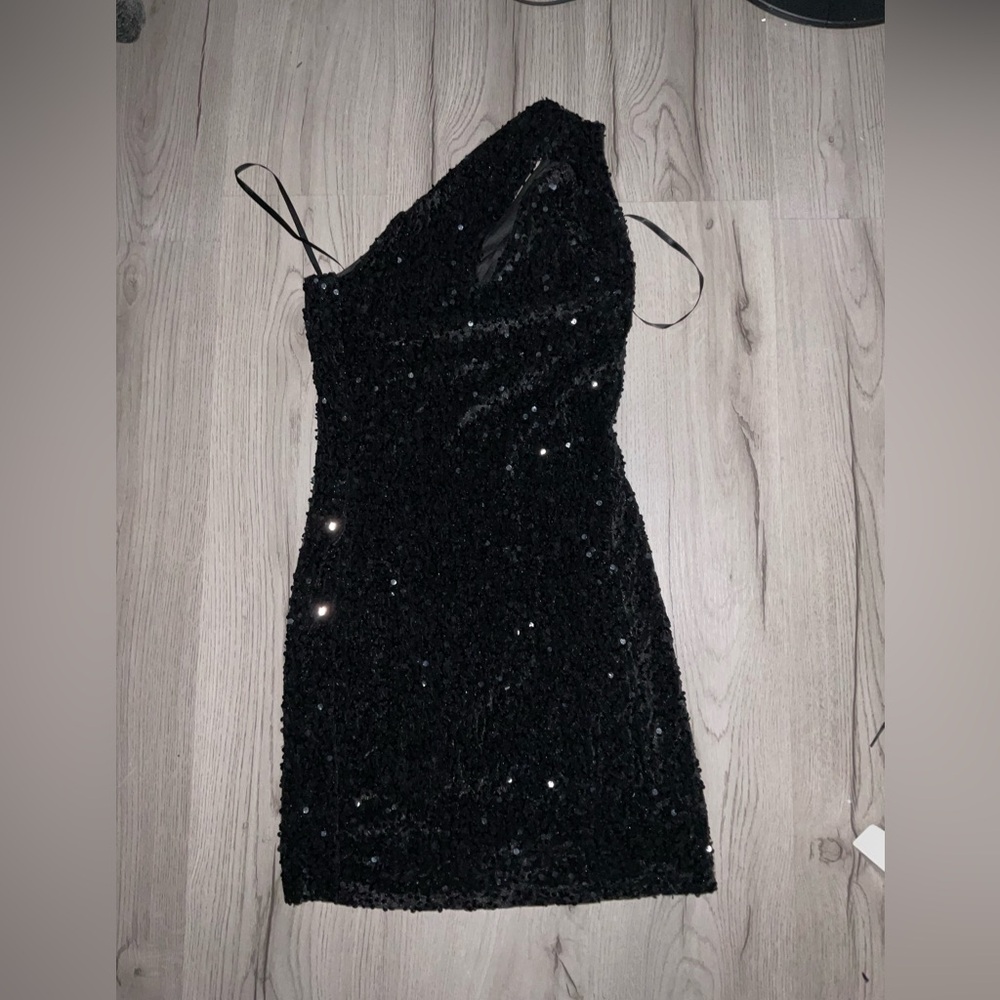 Windsor Black Sequence velvet one shoulder dress Size - Small